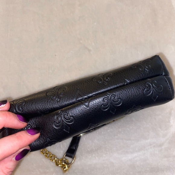 ♥️ Adrienne Vittadini Embossed Black Handbag with Gold Chain - Picture 4 of 8